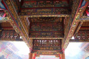 Zdobený strop v chrámě.