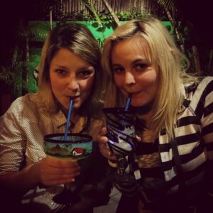 S kolegyni a kamaradkou Alyx na drinku v Cozumelu
