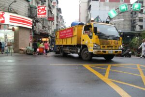 Nejsmradlavější a nejhlučnější z Taiwanských auto. Auto na zbytky jídla…