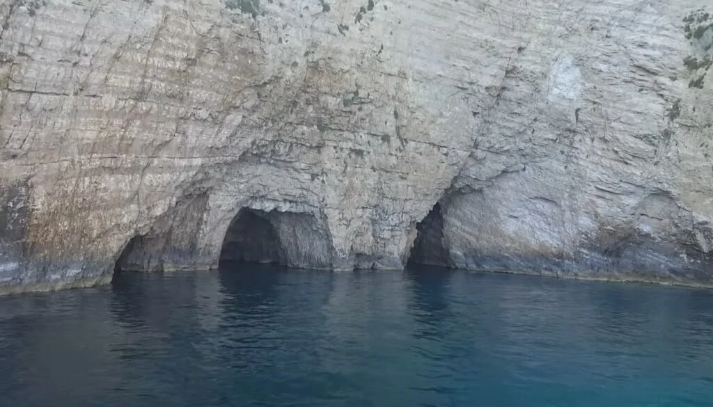 Výlety lodí na želvy Caretta Caretta, jeskyně Keri a Marathonissi, Zakynthos jeskyně
