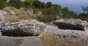 Sendoukia hroby Skopelos1