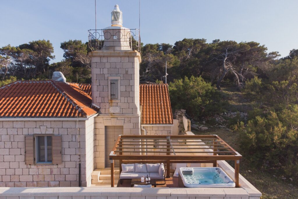 Villa Sveti Nikola Lighthouse Brač - nejhezčí vily v chorvatsku1